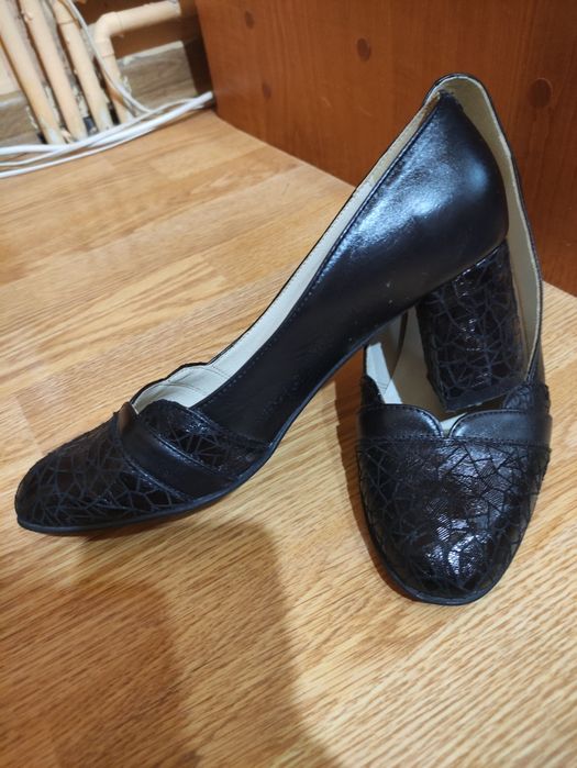 Vând pantofi dama din piele naturala