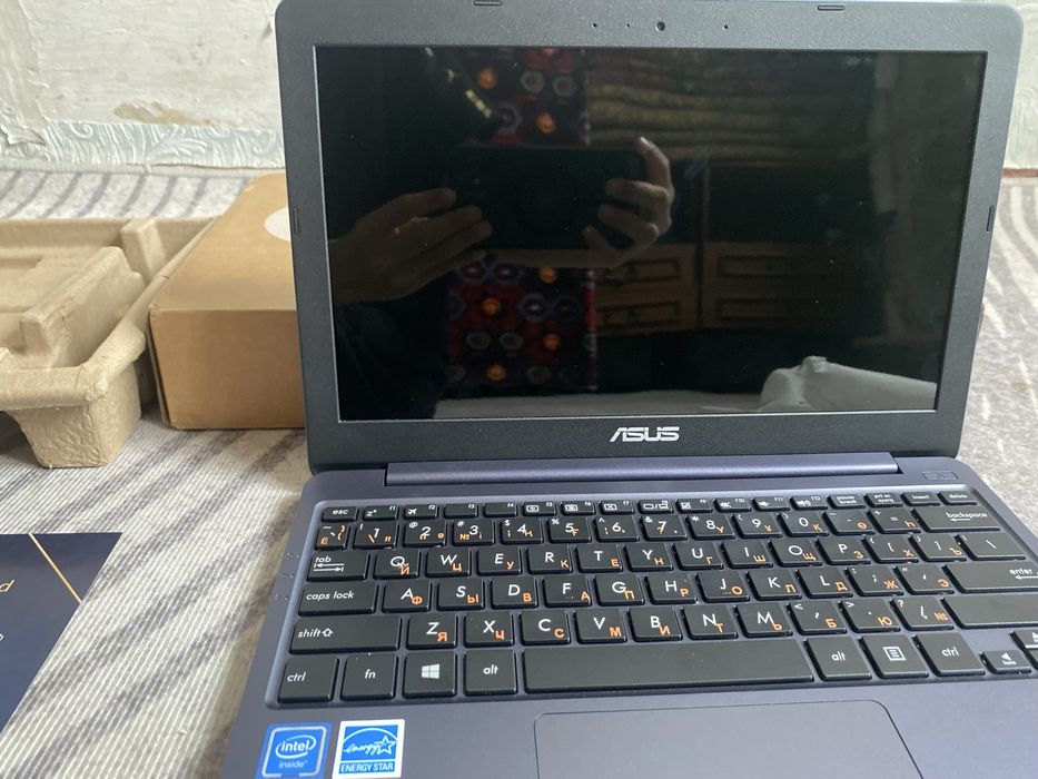 Asus E203N Ноутбук