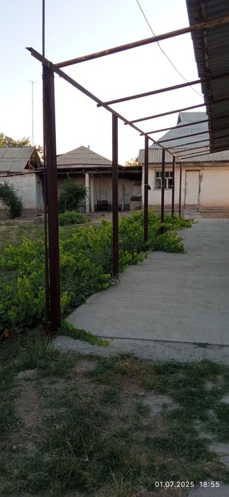 Xovli uy sotiladi 10 sotx Oxongaron tumani Ubaid qishlogi