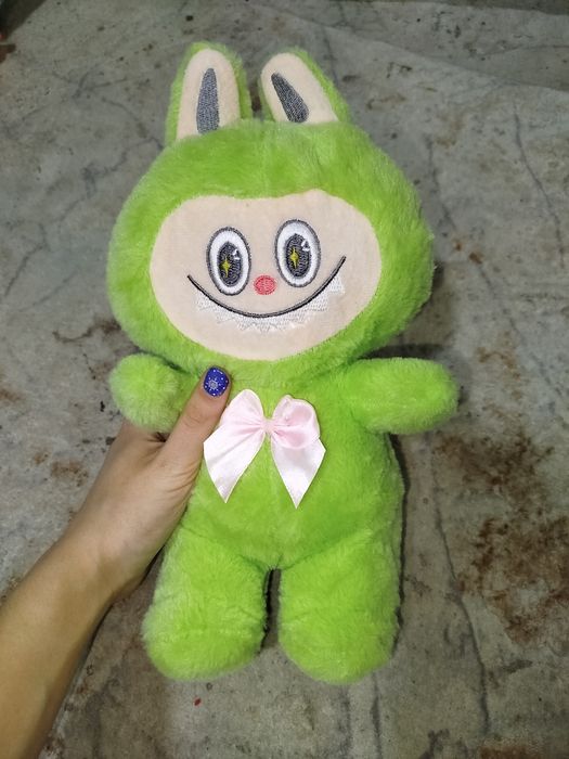 Мягкая плюшевая игрушка в виде лабубы.