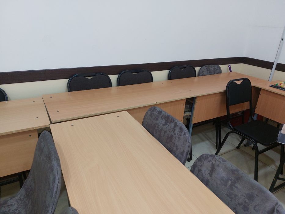 Продаётся парта и стулья цена договорная