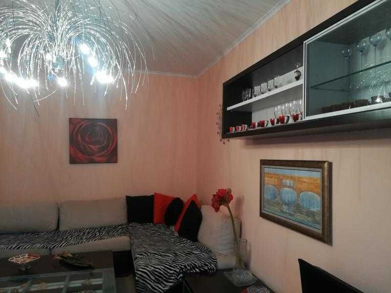 Дава се под наем Двустаен апартамент в Бургас, Център - 65 кв.м за 433.5 € - Снимка #1