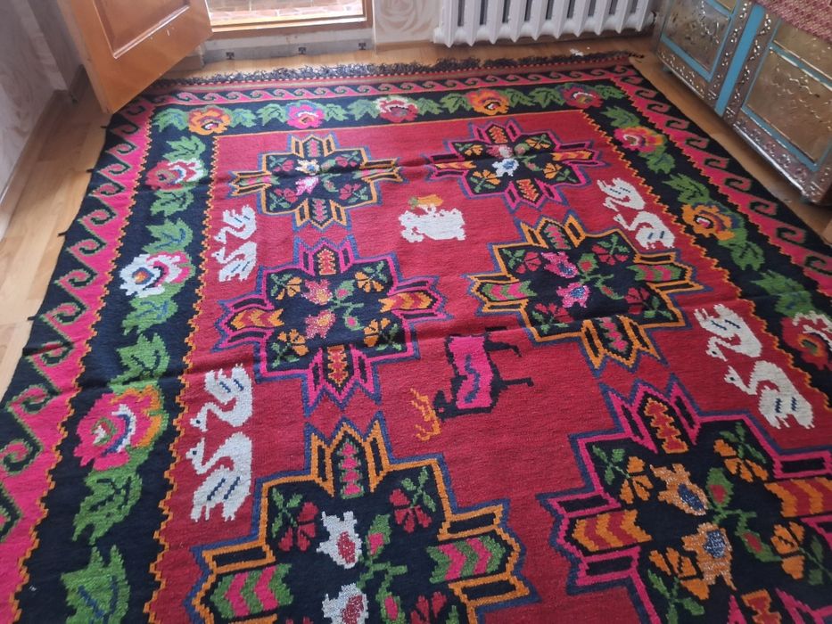 Қолдың тақыр кілемі сатылады.