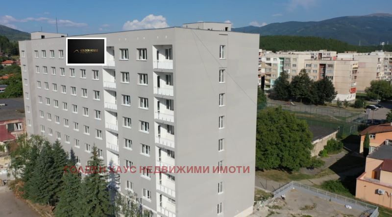 Продава се Двустаен апартамент в Перник, Изток - 61 кв.м за 880 €/кв.м - Снимка #1