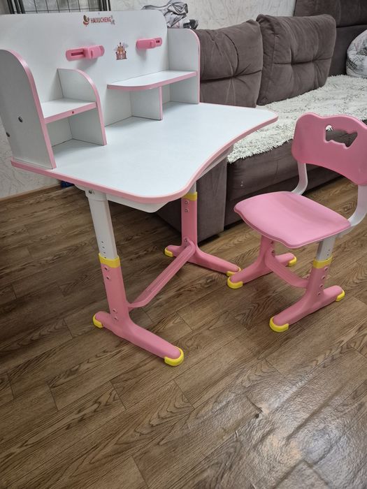 Продам парту,стул для девочки в очень хорошем состоянии.