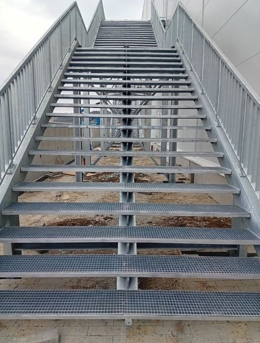 Scări exterioare galvanizate industriale