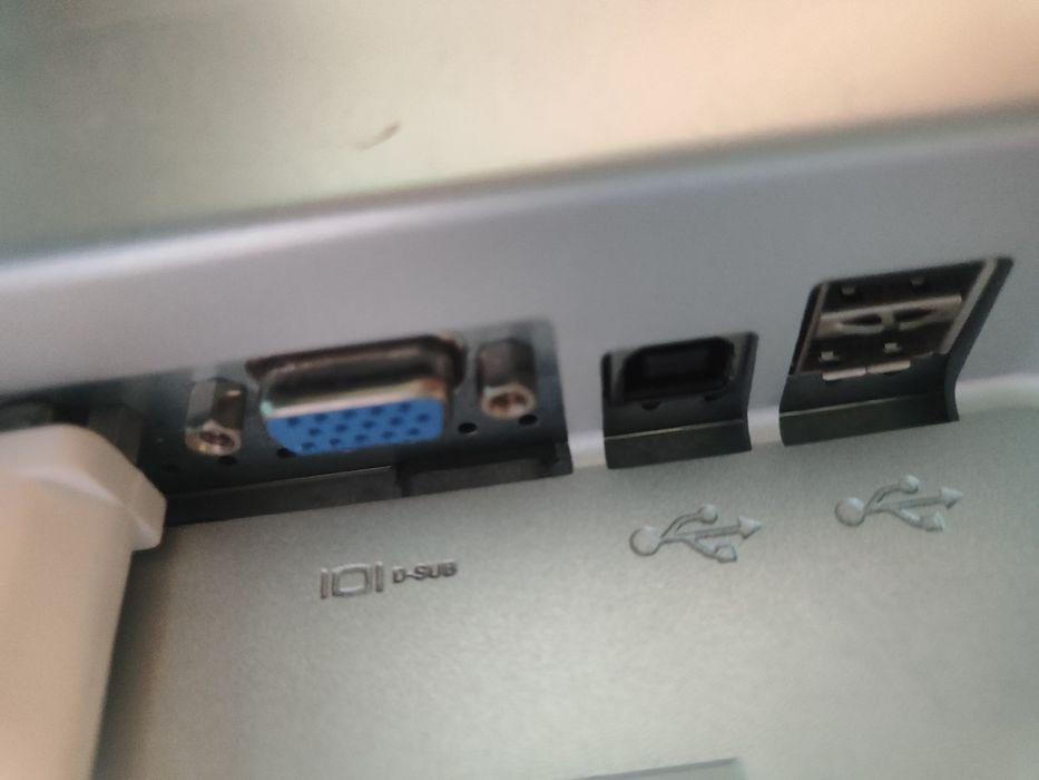 Монитори ViewSonic и Dell 19 имча