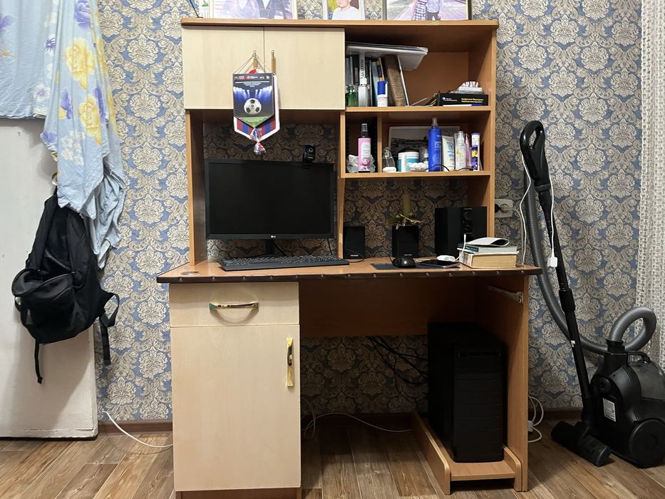 Продам стол для спальни