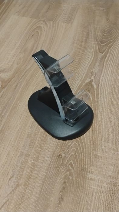 Vând suport încărcat controllere