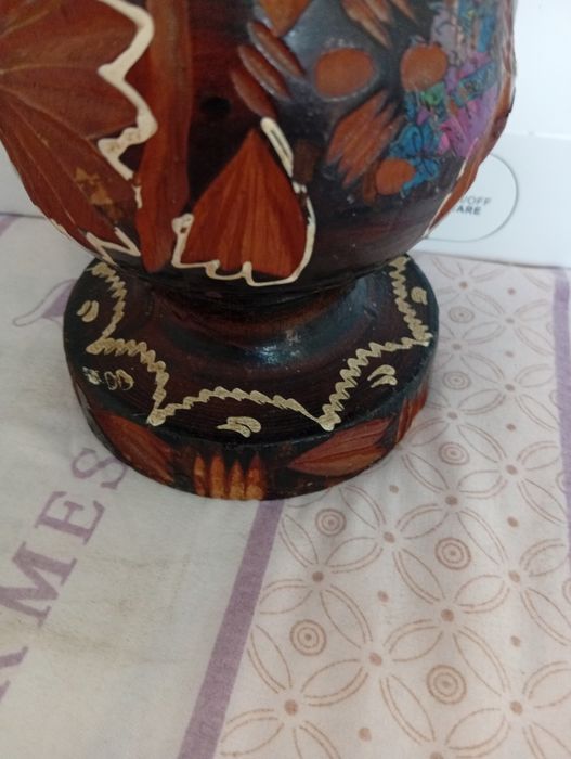 Vaza sculptata din lemn