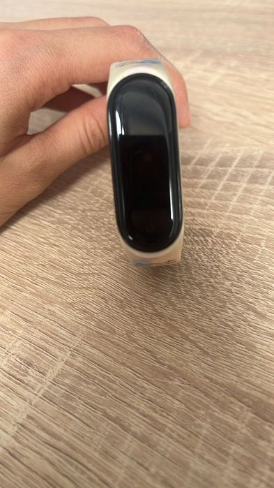 Mi band 5 с белым чехлом без зарядки