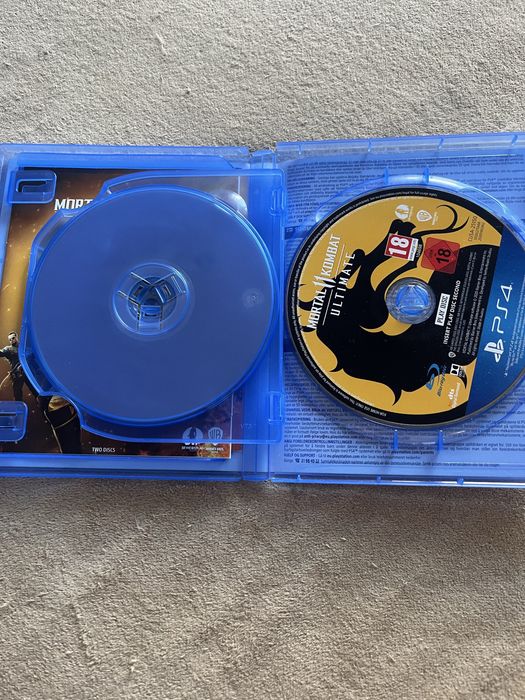 Игри за PS4- GTA 5   Mortal kombat 11 ULTIMATE