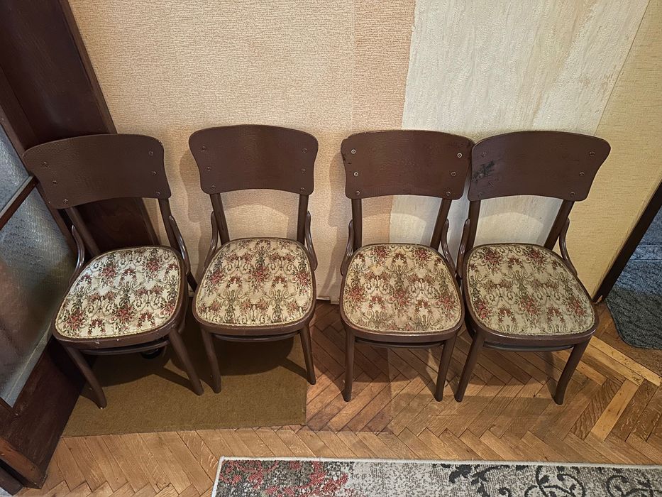 Ретро дървени столове