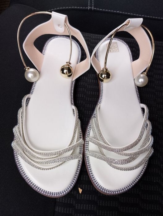 Дамски сандали с връзки и камъни.