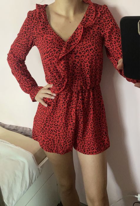 Червен гащеризон