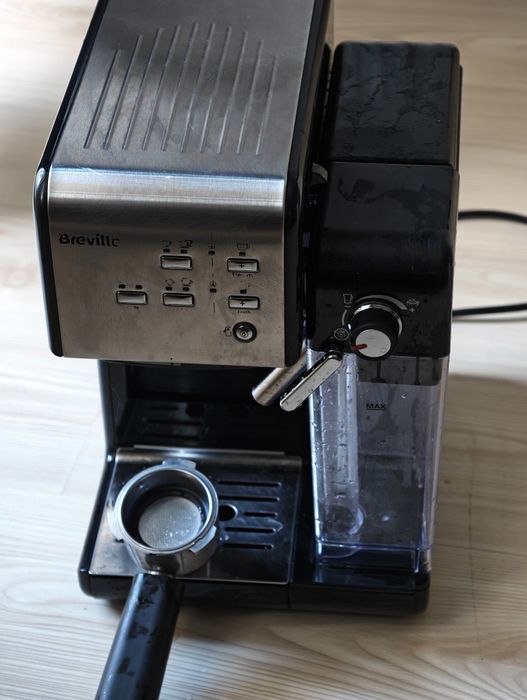 Espressor Breville cu sistem automat  de lapte + Râșniță Heinner