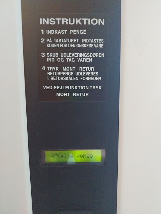 Продавам хладилна вендинг машина за снаксове и напитки