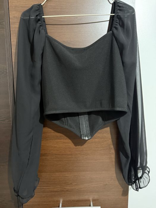 Top negru cu maneci transparente