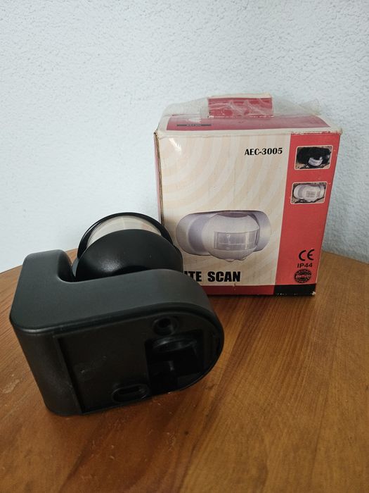 Стенна лампа със сензор за движение