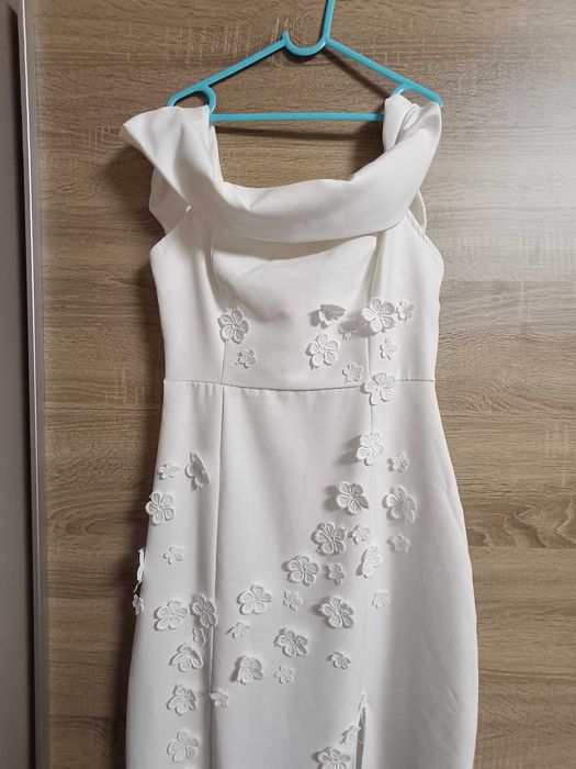 Дълга рокля LBD с голи рамене и цепка