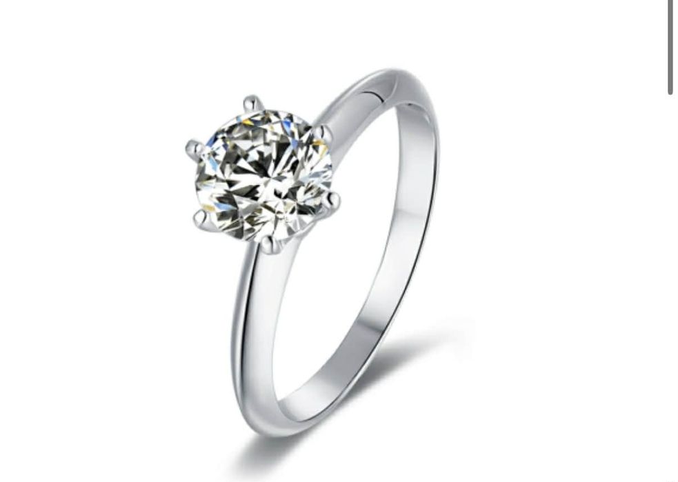 Сребърен пръстен с мойсанит