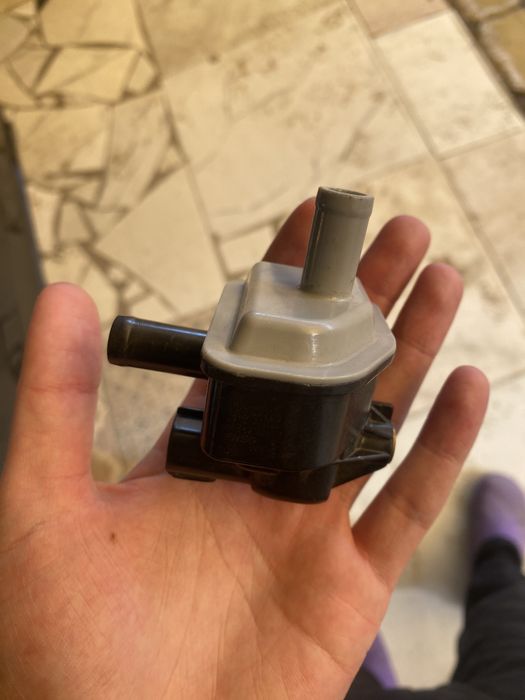 Тойота Клапан адсорбер новый