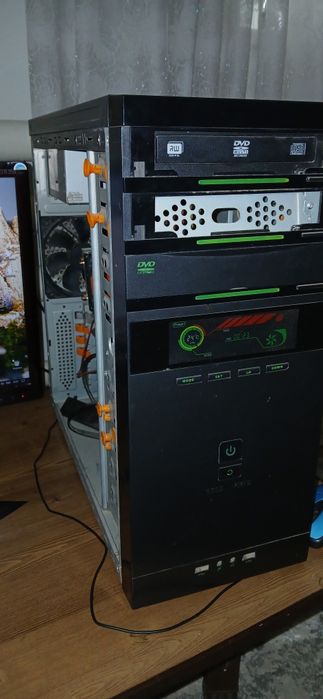 Комплект офисного компьютера, играть только в старые игры