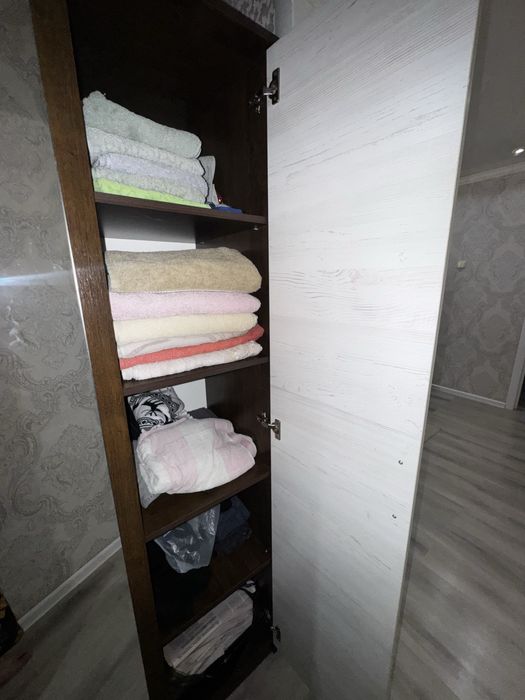 Шкаф с зеркалом коричнего цвета