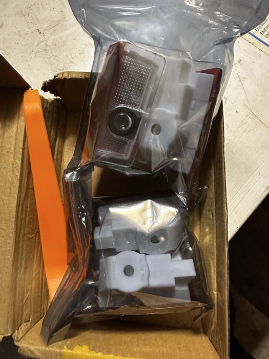 Подсветка двери с логотипом