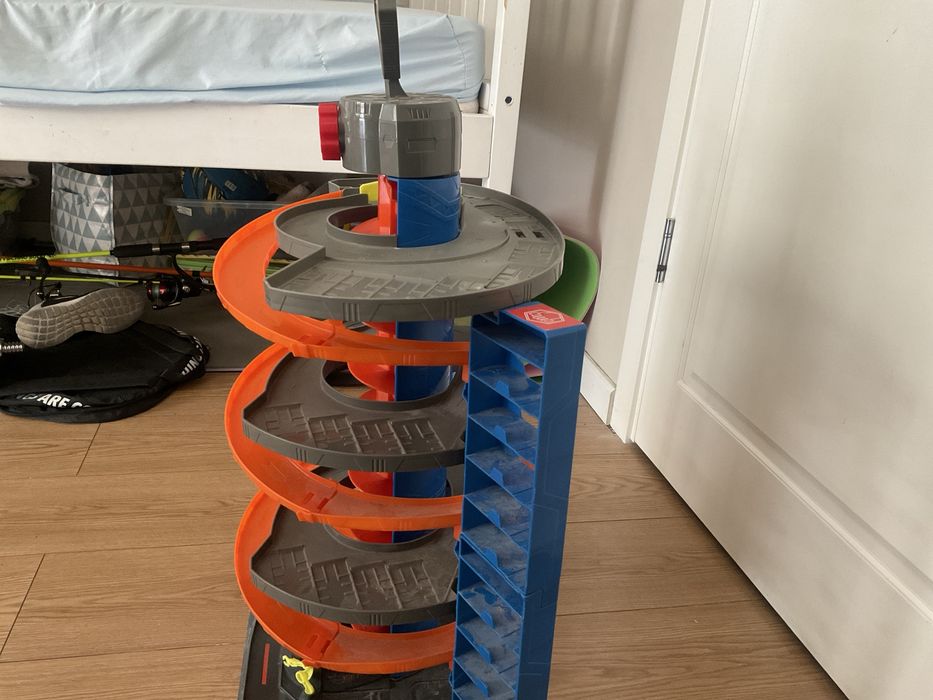 Продам Hot Wheels Mega Garage в отличном состоянии