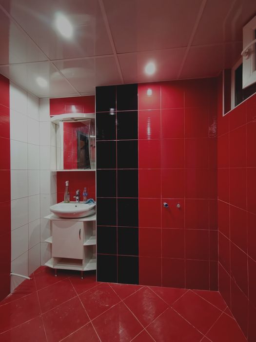 Под наем - Тухлена къща след основен ремонт, двор и барбекю в центъра