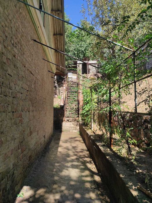 «Строили для себя у подножия гор Янгиабад — продаём срочно!»