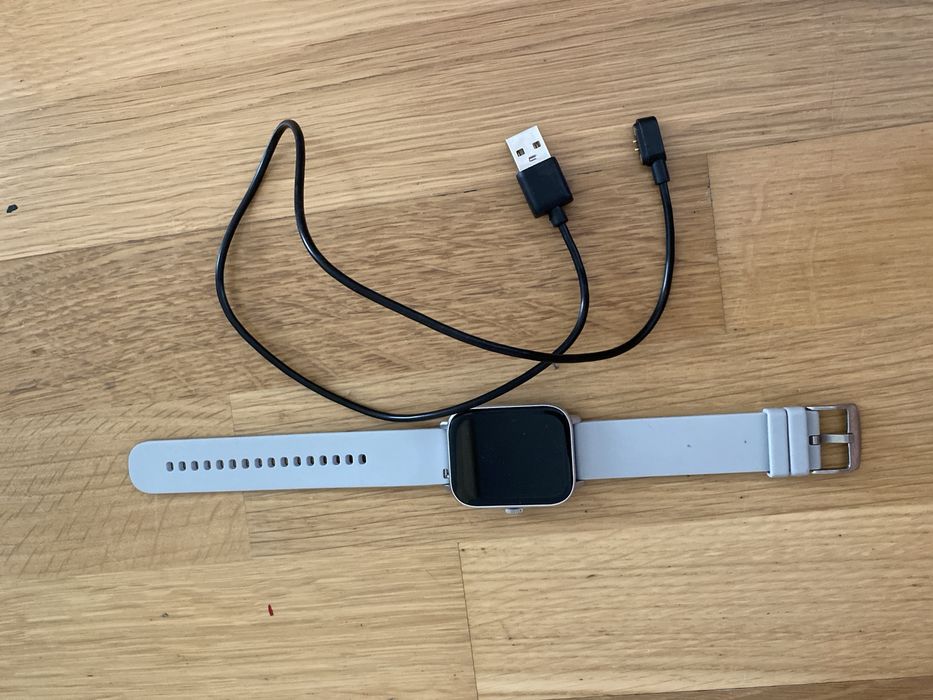 продам часы с зарядкой для них