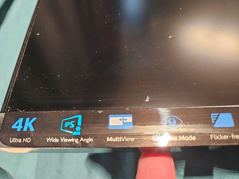 Продавам монитор 4К с козметични забележки Philips 276E8V