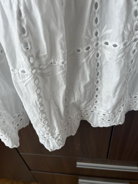 Rochita superba cu broderie englezeasca