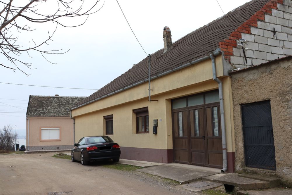 Casa 4 camere in Moldova Noua zona (Vechea)