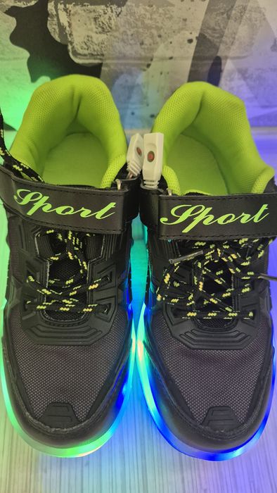 Светещи маратонки на колела