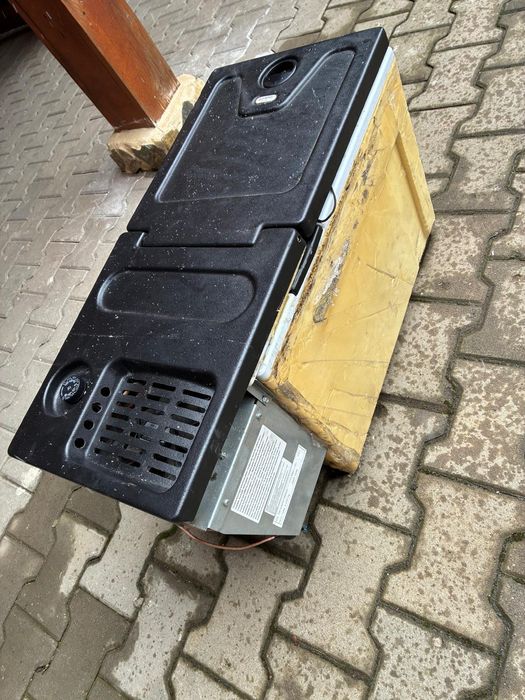 Vând frigider  mercedes MP4