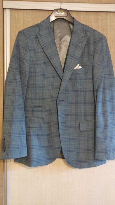 Официален костюм