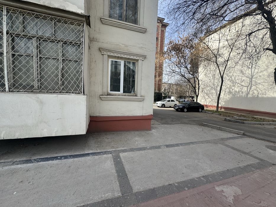 Под коммерцию 1 этаж вдоль дороги. 32 м2 Фасад 6 м