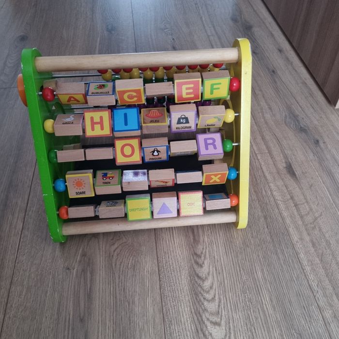 Vand centru de activitati din lemn 5 in 1  si covor de joaca