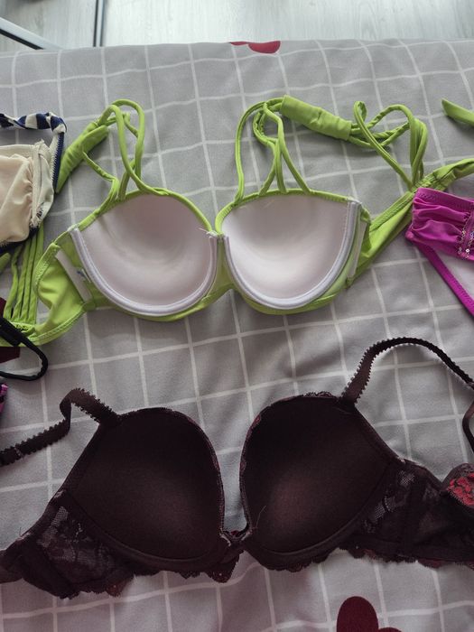 Vand set de 4 sutiene si o pereche de chiloti de baie