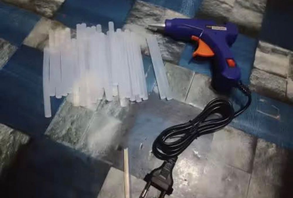 Pistol de lipit cu plastic încins