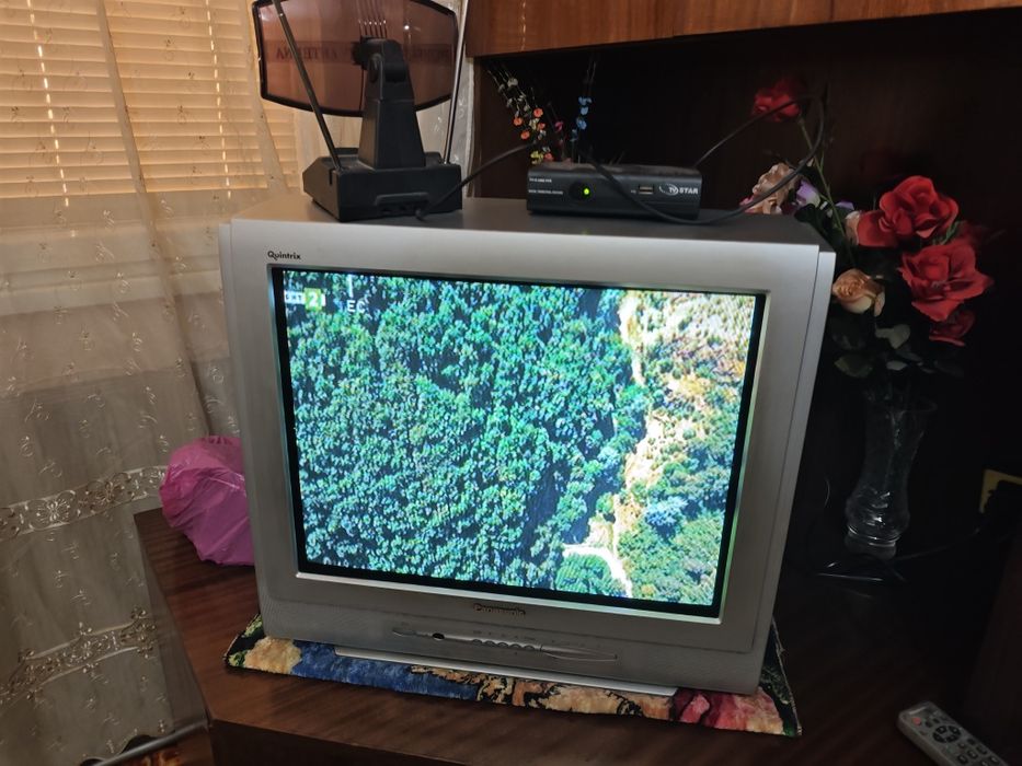 Телевизор Panasonic Qwintrix 21, цифров приемник TVstar и антена