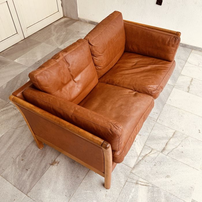 Двуместен  датски диван естествена кожа с масивна дървена конструкция