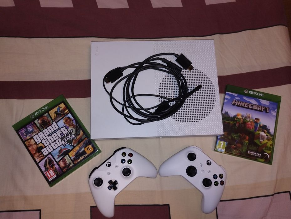 Xbox One S  cu 2 controllere