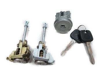 Set yale Toyota Hilux (N70) 01.2005-06.2016, cu 2 butuci pentru usa, si butuc contact pornire, 69005-0K010, 69005-0K011,