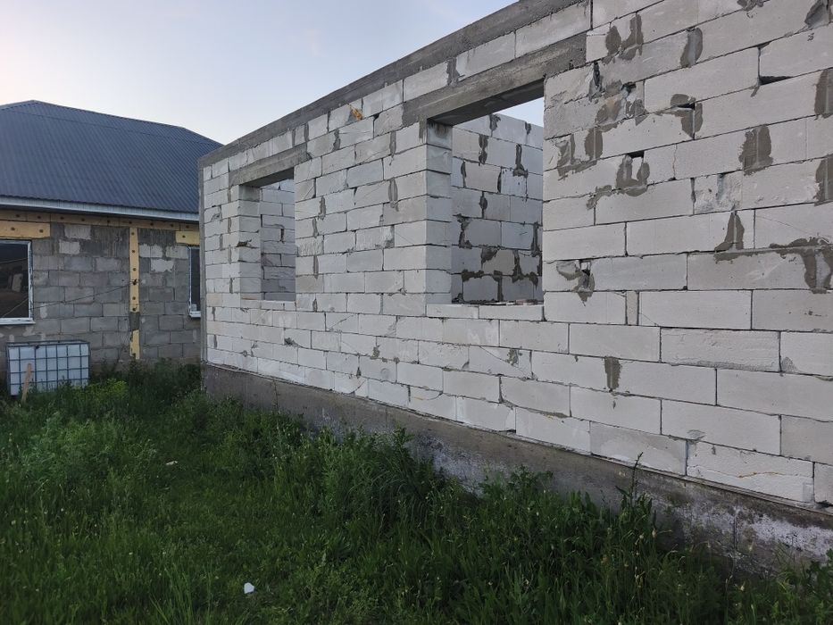 Продам участок с недостроенный дом