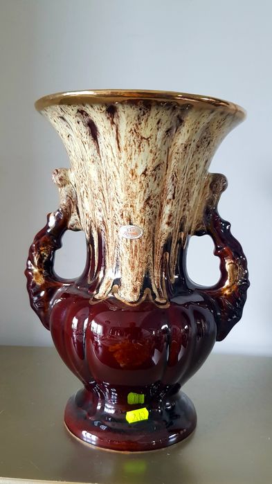 Vas vechi din ceramică