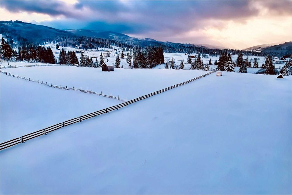 Teren intravilan la munte, plan, zona cu case,  langa Vatra Dornei
